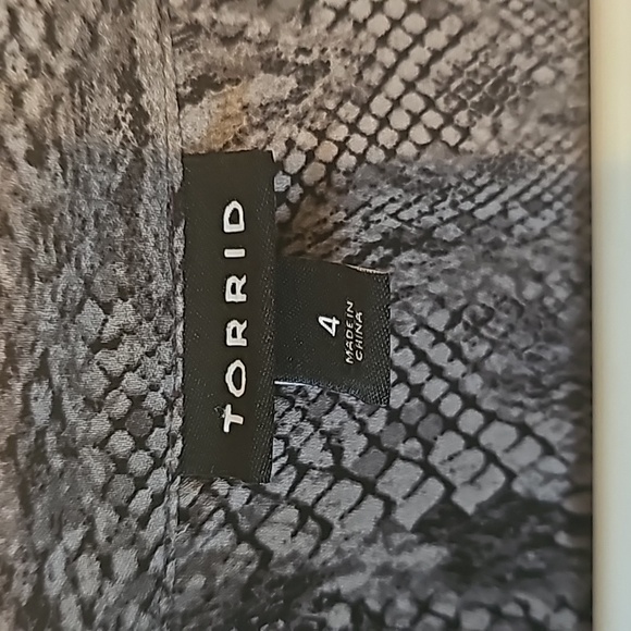 Torrid Georgette Snake Animal Print Button-Down Blouse 3/4 Roll Sleeve Sz 4 - Picture 5 of 11